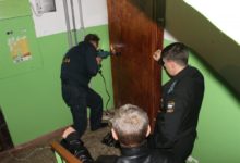 Вскрытие двери в квартиру судебными приставами