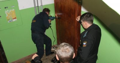 Вскрытие двери в квартиру судебными приставами