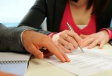 Подписание документа у нотариуса