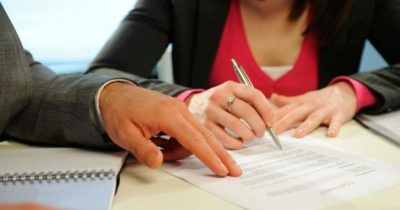 Подписание документа у нотариуса