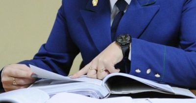 Прокурор листает дело