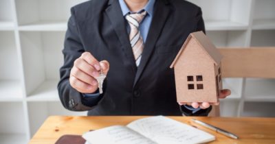 Приобретение дома и передача ключей